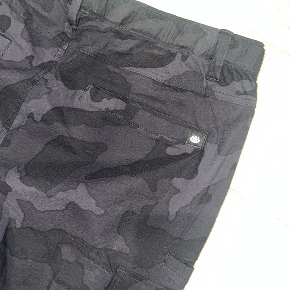 686 Traveler Cargo Pants. Size L. NWT. Black camo. - Picture 8 of 8